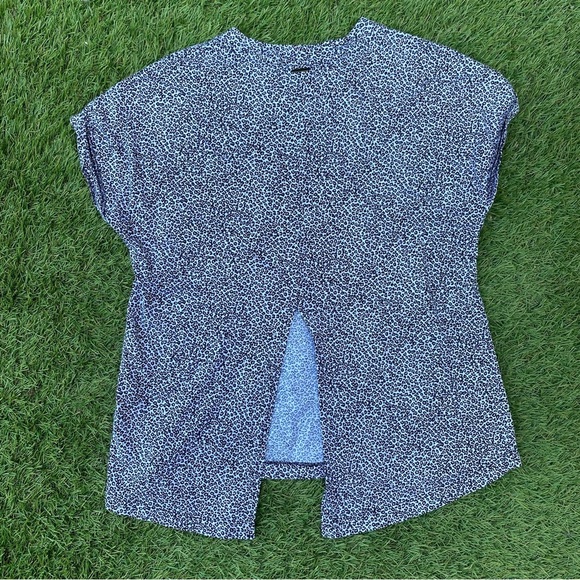 ☀️ VOLCOM T-SHIRT (back slits)  CHEETAH PRINT  | XS  #FML130017 - Picture 10 of 13